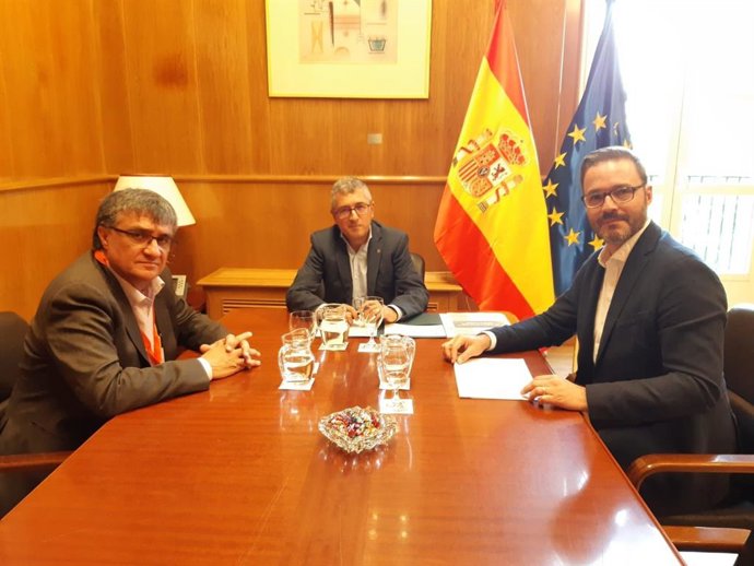 Reunión entre el alcalde de Palma (derecha), José Hila; el concejal de Medio Ambiente, Ramon Perpiny (izquierda); y el secretario de estado de Medio Ambiente, Hugo Morán, en Madrid.
