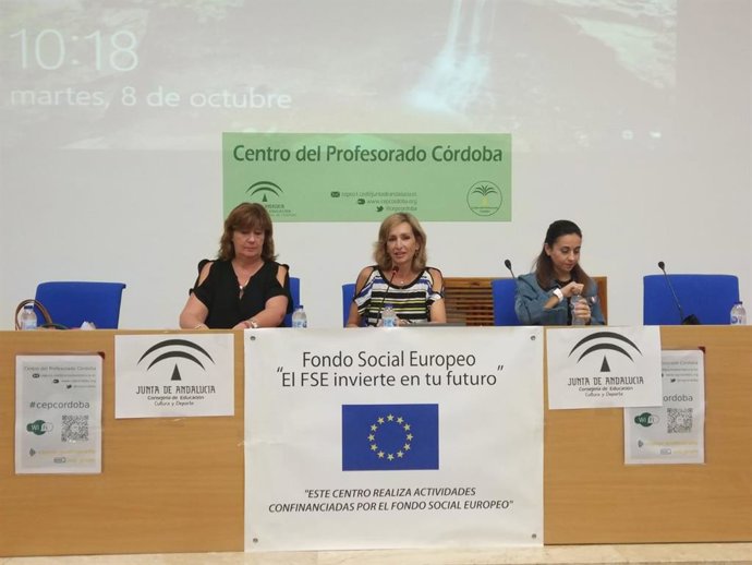 Troncoso (centro) en el acto de bienvenida a los auxiliares de conversación