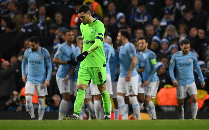 12 March 2019, England, Manchester: Schalke's Suat Serdar appears dejected while Manchester city players celebrate their side's first goal during the UEFA Champions League round of 16 second leg soccer match between Manchester City and FC Schalke 04 at 
