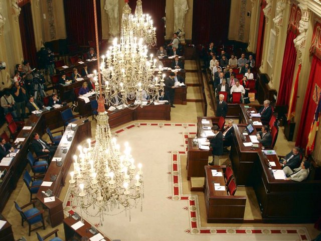 Sala de Plenos del Parlament balear.