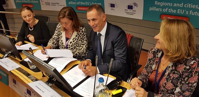 La presidenta del Govern, Francina Armengol, al costat de representants de les illes de Crsega, Sardenya i Goig.