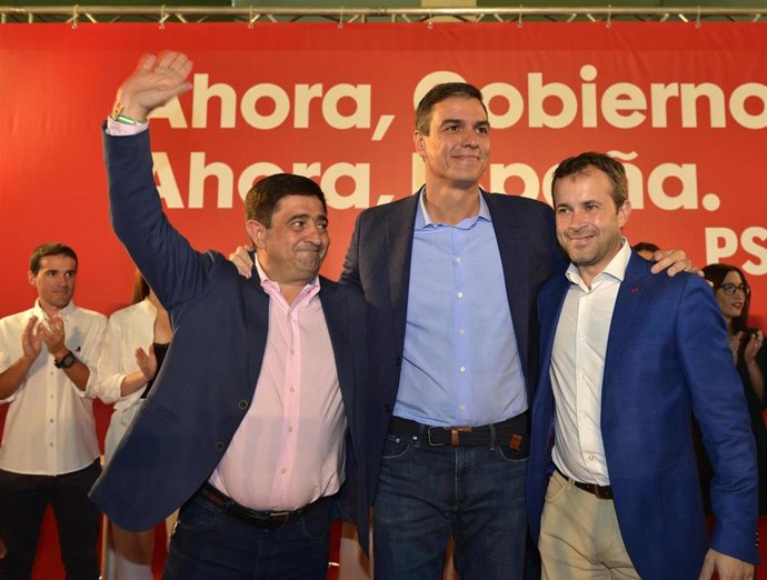 Pedro Sánchez junto a Francisco Reyes y Julio Millán