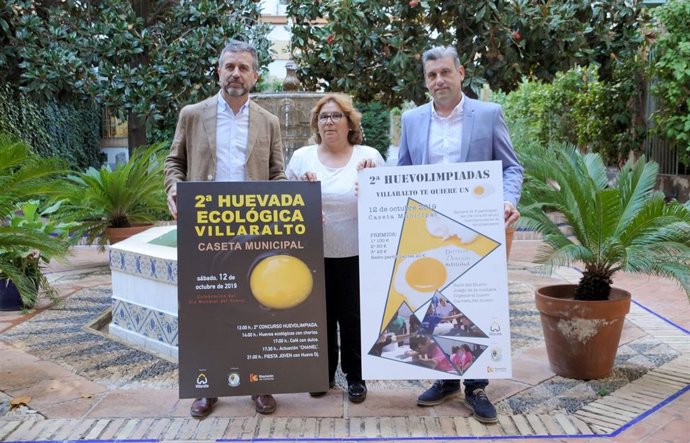 Sánchez (segundo por la izda.) presenta la 'II Huevada Ecológica' y las 'II Huevolimpiadas' de Villaralto