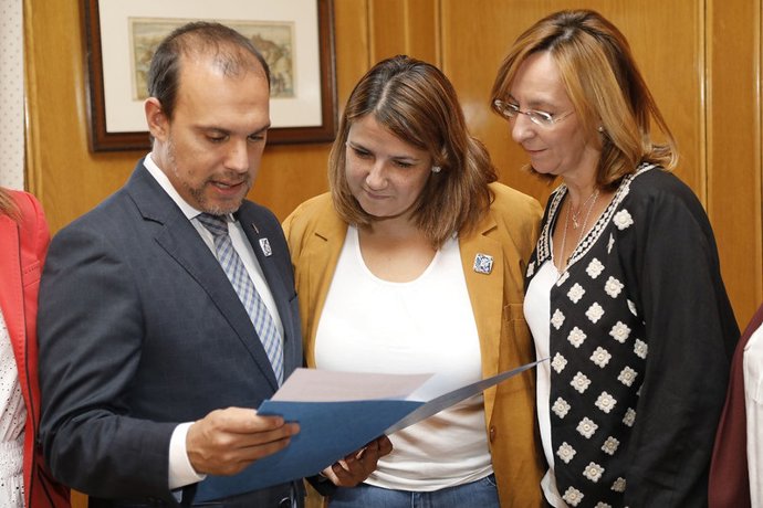 Bellido recibe la propuesta para que la cerámica de Talavera y Puente del Arzobispo sean Bien Inmaterial