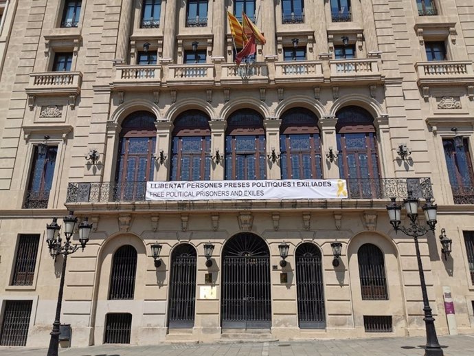 L'Ajuntament de Lleida torna a penjar la pancarta pels presos