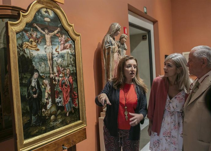 Consejera de Cultura junto a la directora del Bellas Artes, Valme Muñoz ; y al presidente de la Asociación de Amigos del Museo, Ignacio Villa, presenta en julio la restauración de la tabla 'Calvario', de Pieter Coecke. En el museo (foto archivo)