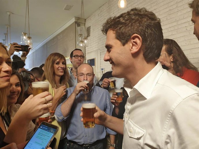 El  presidente de Ciudadanos, Albert Rivera (3i) se toma una caña junto al secretario de Organización de Castilla La-Mancha por Ciudadanos, Alejandro Ruiz (2i), entre otras autoridades, en el encuentro  'Vamos de cañas con Albert Rivera' en el bar `La F