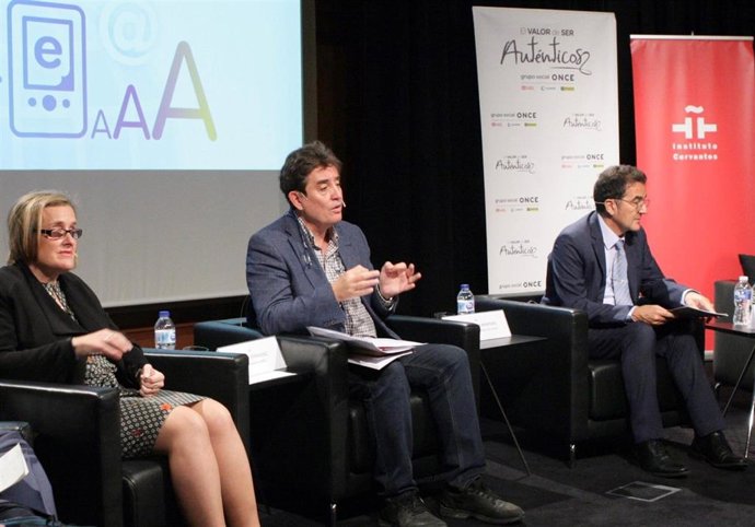 El director del Instituto Cervantes, Luis García Montero, durante la presentación de la biblioteca virtual de la ONCE