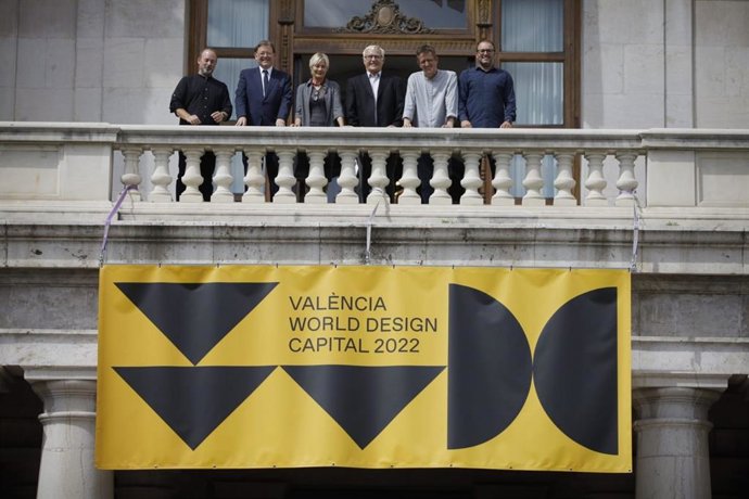 Cartel de Valncia Capital del Disseny en el Ayuntamiento