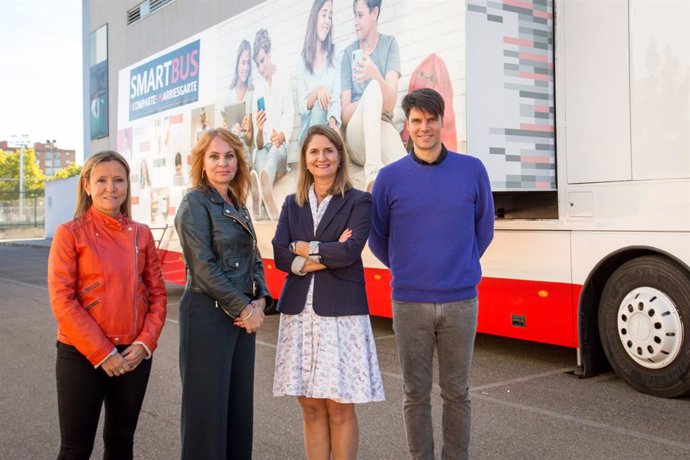 El 'Smartbus' de Huawei España recorre las escuelas del país para fomentar la ed