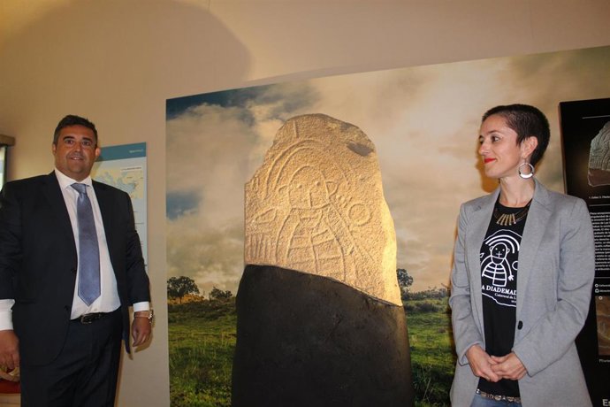 La Estela Diademada de la Edad de Bronce hallada en Cañaveral de León ya está en el Museo Provincial de Huelva.