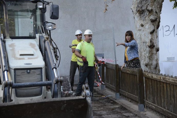 La edil de Torremolino, Maribel Baeza, acude a las obras de accesibilidad de la estación del Cercanías en la Nogalera.