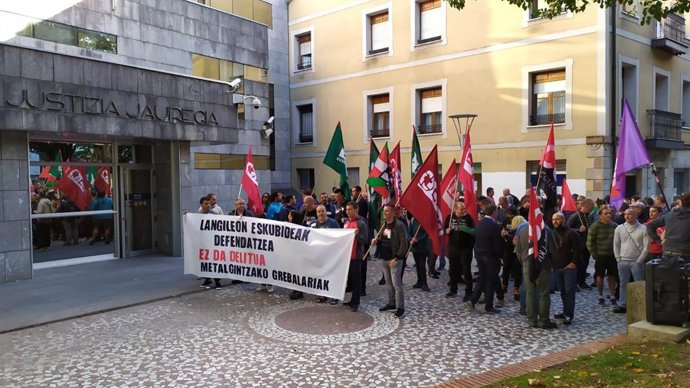 Trabajadores del Metal de Bizkaia se concentran ante el Juzgado de Durango.