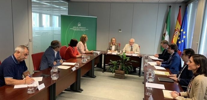 Reunión de la consejera andaluza de Fomento, Marifrán Carazo, con alcaldes de la Sierra Sur de Sevilla.