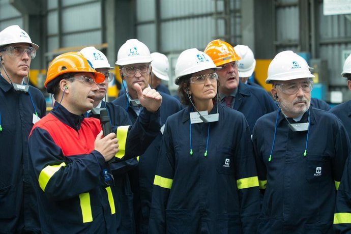 El presidente de la Xunta de Galicia, Alberto Núñez Feijoó (3i); el delegado del Gobierno en Galicia, Javier Losada (1d); el conselleiro de Industria Xunta Galicia, Francisco Conde (1i) y la ministra de Industria, Comercio y Turismo en funciones, Reyes 