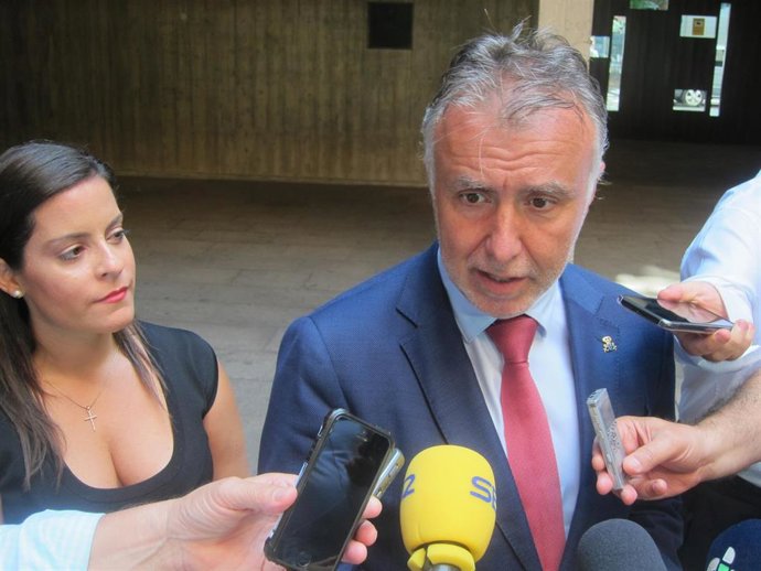 La consejera de Turismo, Yaiza Castilla y el presidente de Canarias, Ángel Víctor Torres, atienden a los medios de comunicación