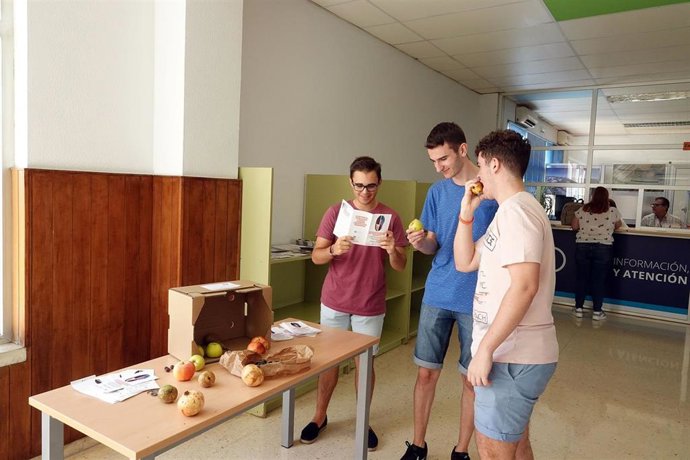 Reparto de fruta en las facultades de la UMA con motivo del Día de las Universidades Saludables