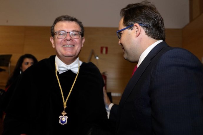 El rector de la UCLM, Miguel Ángel Collado, y el presidente regional del PP, Paco Núñez.