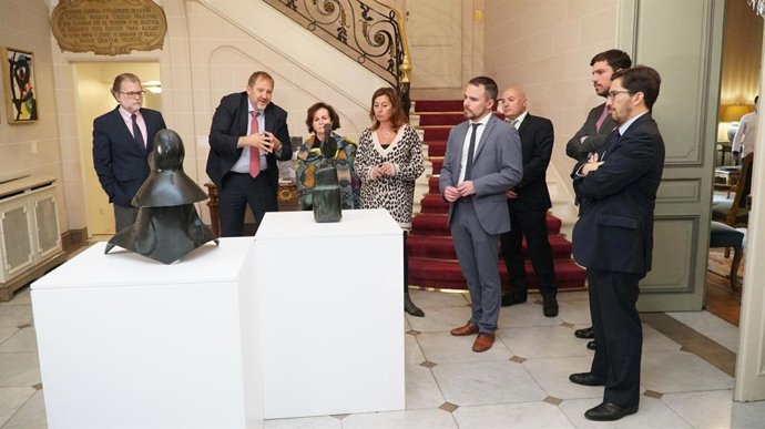La presidenta del Govern, Francina Armengol, observa una de les obres de la mostra 'Univers Miró' en l'ambaixada d'Espanya a Blgica.