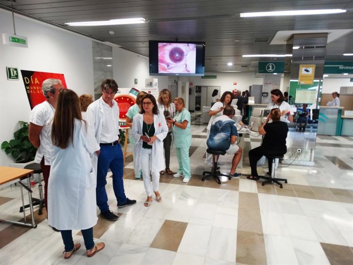 El área de Oftalmología de la Agencia Sanitaria Costa del Sol realiza una campaña para informar y concienciar sobre las principales causas de la ceguera