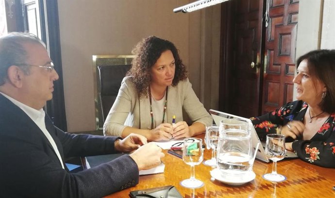 La presidenta del Consell de Mallorca, Catalina Cladera, y el alcalde de Calviá, Alfonso Rodríguez, en su primer encuentro institucional