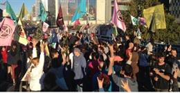 Activistas por el clima ocupan el puente de Nuevos Ministerios de Madrid