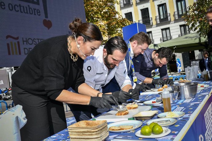 Vicky Martín Berrocal muestras sus dotes en la cocina como madrina del Día de la