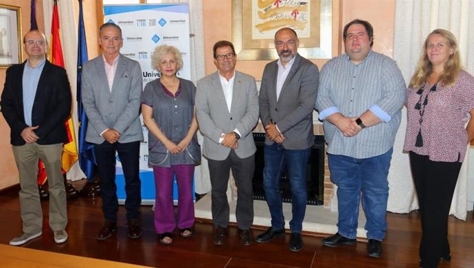 Reunió entre el conseller de Turisme i Esports de Mallorca, Andreu Serra, i el rector de la UIB, Lloren Huguet.