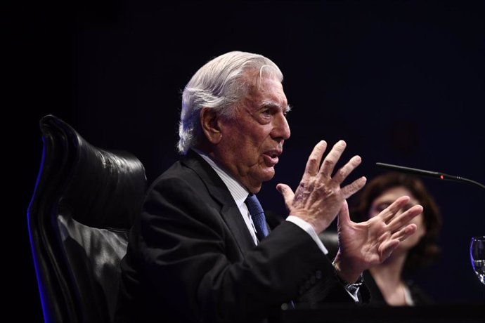 El escritor, Mario Vargas Llosa en rueda de prensa para presentar su nueva novela, `Tiempos Recios en la Casa de América, en Madrid, a 8 de octubre de 2019.
