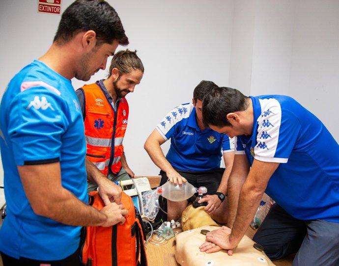 Miembros del equipo médico del Betis durante el entrenamiento en soporte vital avanzado