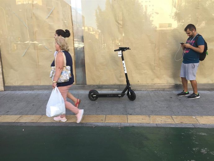 Patinete en una acera