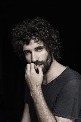 El actor gallego Tamar Novás participa en la nueva serie Netflix 'El desorden que dejas'