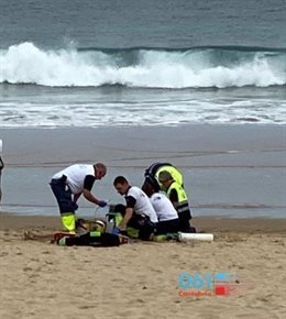 Servicios de Emergencia atienden al fallecido en la playa del Sardinero