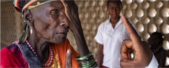 Ceguera. Oftalmólogo revisando la vista a una paciente indígena