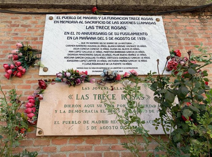 Monumento en homenaje a las Trece Rosas en el Cementerio de la Almudena