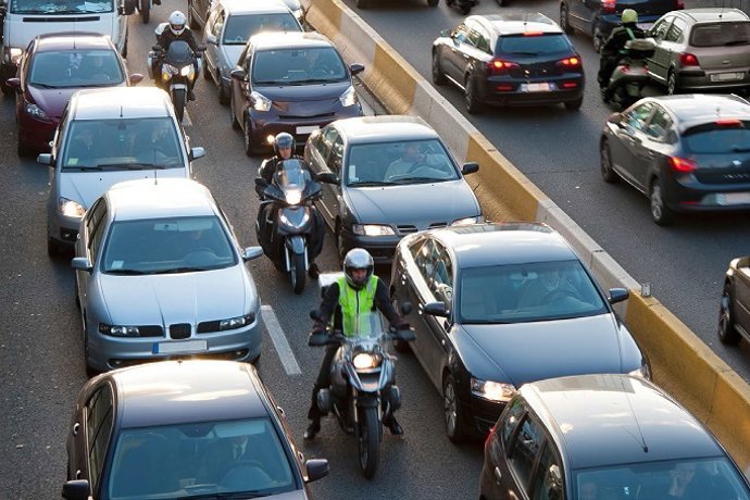 Vehículos en un atasco (automóviles y motocicletas)