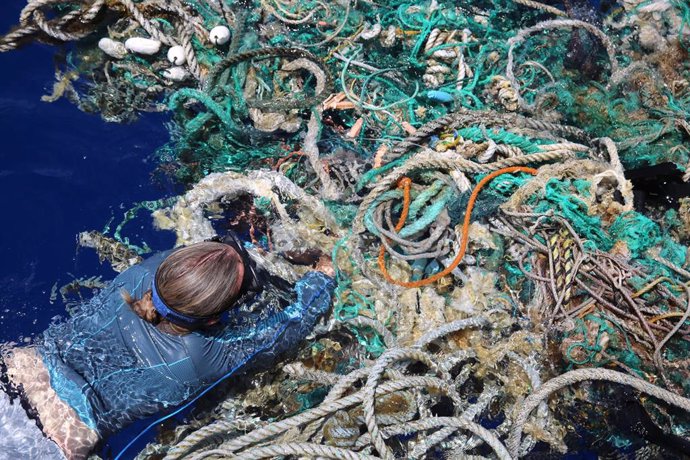 Una investigadora toma fotos de desechos marinos en el Pacífico Norte
