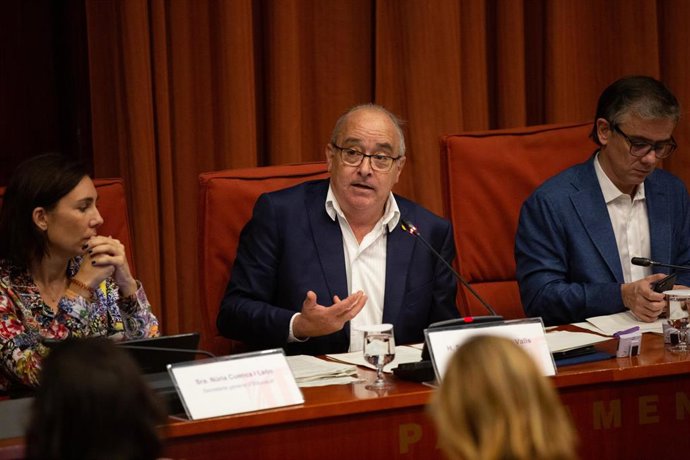 (I-D) La secretaria General de Educación de la Generalitat de Catalunya, Nuria Cuenca; el conseller de Educación de la Generalitat de Catalunya, Josep Bargalló; y el presidente de la Comisión de Educación de la Generalitat de Catalunya, Josep Jové i Lla