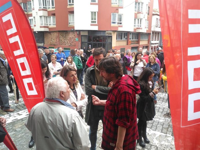 Yolanda Díaz, Rafa Mayoral y Gómez Reino a las puertas del juzgado en Ferrol.