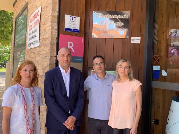 El responsable de Empleo, Promoción Económica y Turismo, Pedro García Rex, ha asistido esta mañana a la colocación de la placa Compromiso de Calidad Turística' al restaurante El Patio