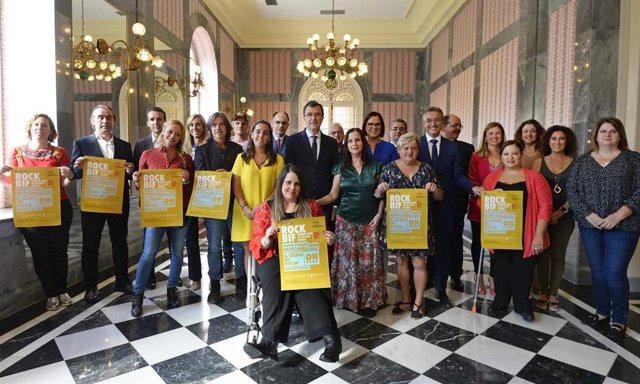 El alcalde de Murcia, José Ballesta, junto a la consejera de Mujer, Igualdad, LGTBI, Familias y Política Social, Isabel Franco, y la presidenta de Amupheb en la presentación del festival benéfico RockBif
