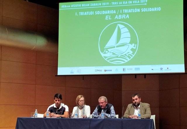 Representante de ADELA Bizkaia presentan el primer triatoln solidario con olos enfermos de ELA que se celebrará en Getxo