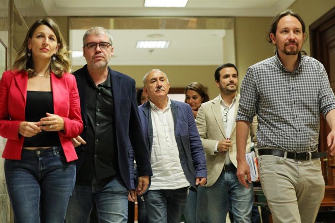 El líder de Podemos, Pablo Iglesias, sale de la reunión de su partido con UGT y CCOO acompañado de la portavoz de Galicia en Común, Yolanda Díaz, los secretarios generales de CC.OO, Unai Sordo, y de UGT, Pepe Álvarez, y el coordinador federal de IU, Alb