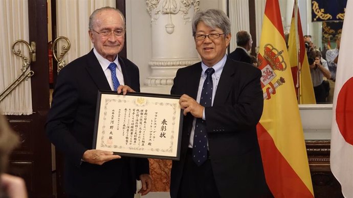 El alcalde de Málaga, Francisco de la Torre, recibe la Distinción del Ministro de Asuntos Exteriores de Japón