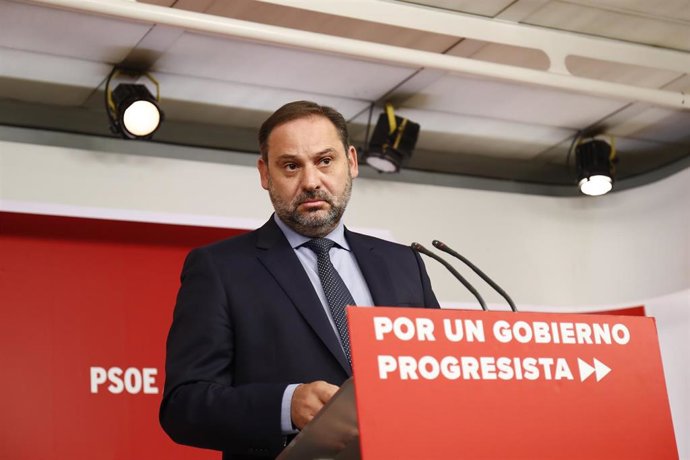 El minsitro de Fomento en funciones, José Luis Ábalos, durante la rueda de prensa, tras la reunión de la Comisión Ejecutiva del PSOE.