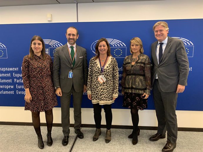 La presidenta del Govern, Francina Armengol, juntament amb l'eurodiputada 'popular', Rosa Estars, en el Comit de les Regions