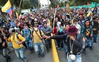 Los indígenas llegan a Quito para exigir a Moreno que dé marcha atrás en la subida del precio del combustible