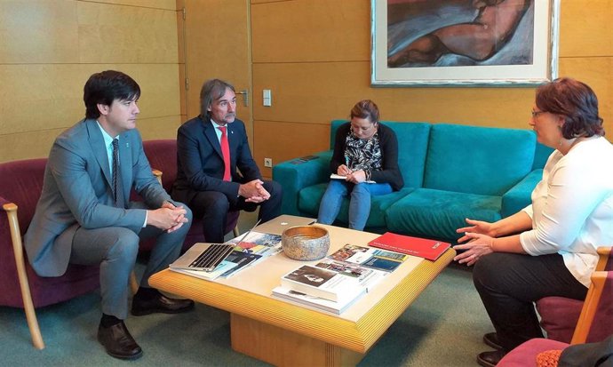 El consejero de Ciencia, Innovación y Universidad, Borja Sánchez; el vicerrector de Investigación, José Ramón Obeso; la jefa del gabinete de Ciencia, Verónica Noval; y la delegada del CSIC en Asturias, Ángeles Gómez Borrego.