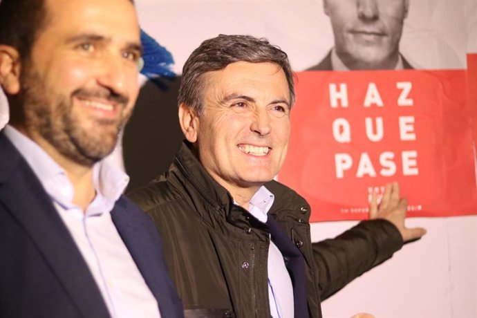 PEDRO SAURA, CANDIDATO DEL PSOE AL CONGRESO DE LOS DIPUTADOS POR MURCIA EN LA PEGADA DE CARTELES, CELEBRADA EN EL PUENTE DE HIERRO, JUNTO A JOSÉ LUIS SOTO