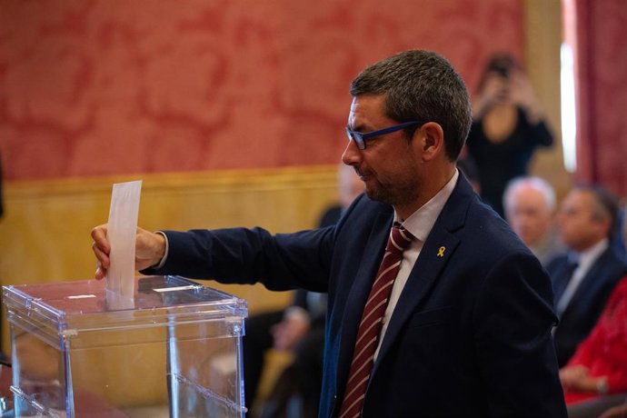 El president de la Cambra de Barcelona, Joan Canadell votant en el Ple Constituent del Consell General de Cambres de Catalunya, a la Casa Llotja de Mar, a Barcelona, 20 de setembre del 2019. 